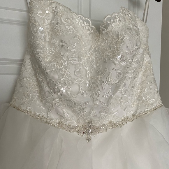 Wedding Dress with veil - Picture 3 of 5